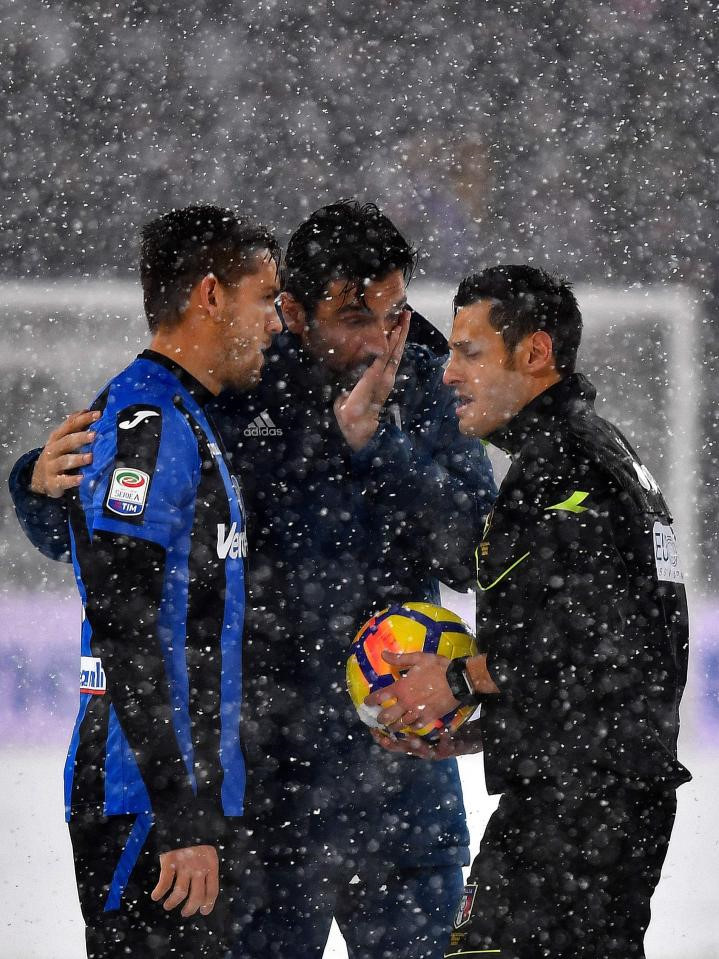 Trận của Juventus bị hoãn vì tuyết phủ trắng